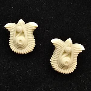 Avon Carved Plastic Floral Earrings Pierced Ears Gracious Tulips 1982 Beige